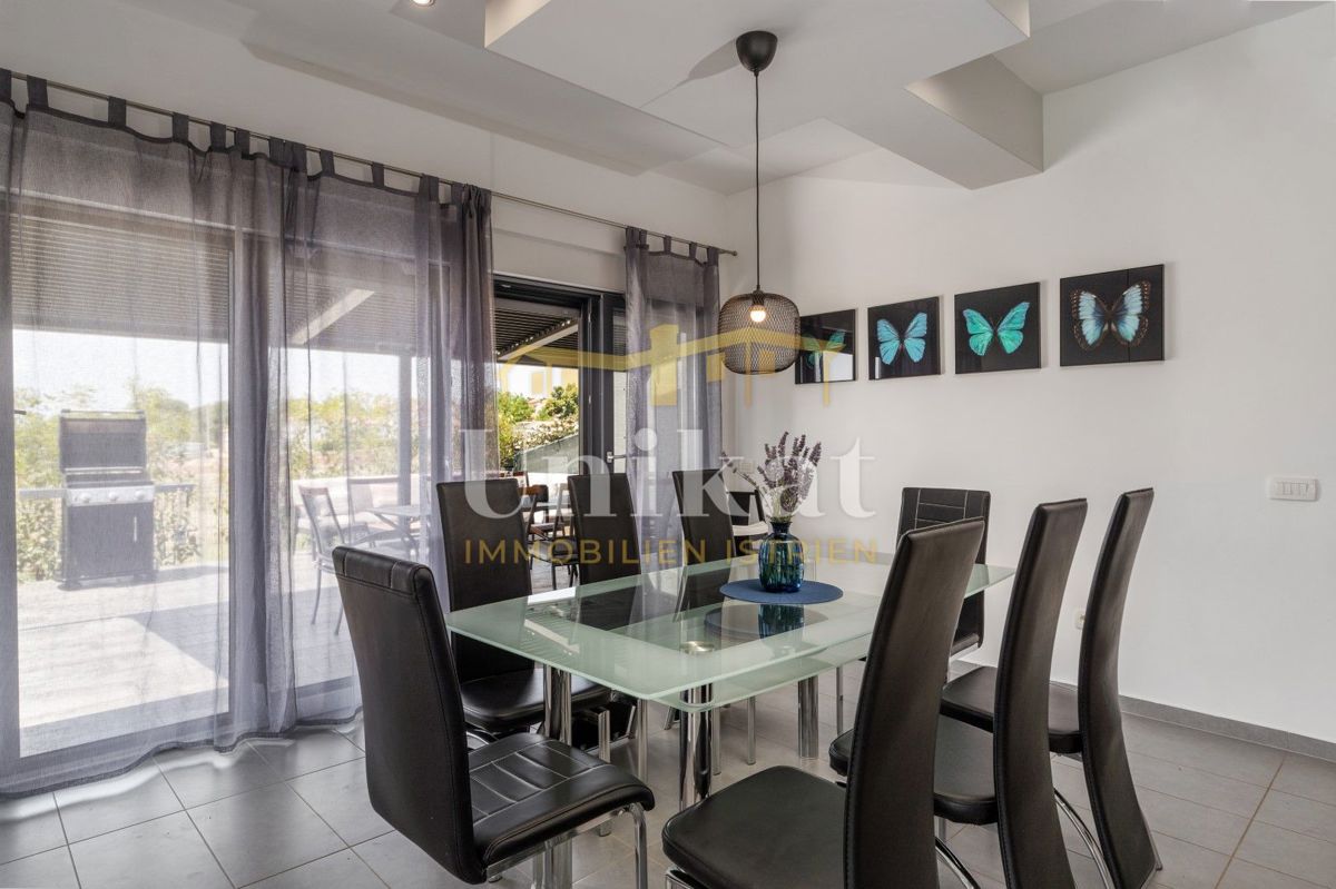 Moderna dvojna hiša s bazenom in pogledom na morje